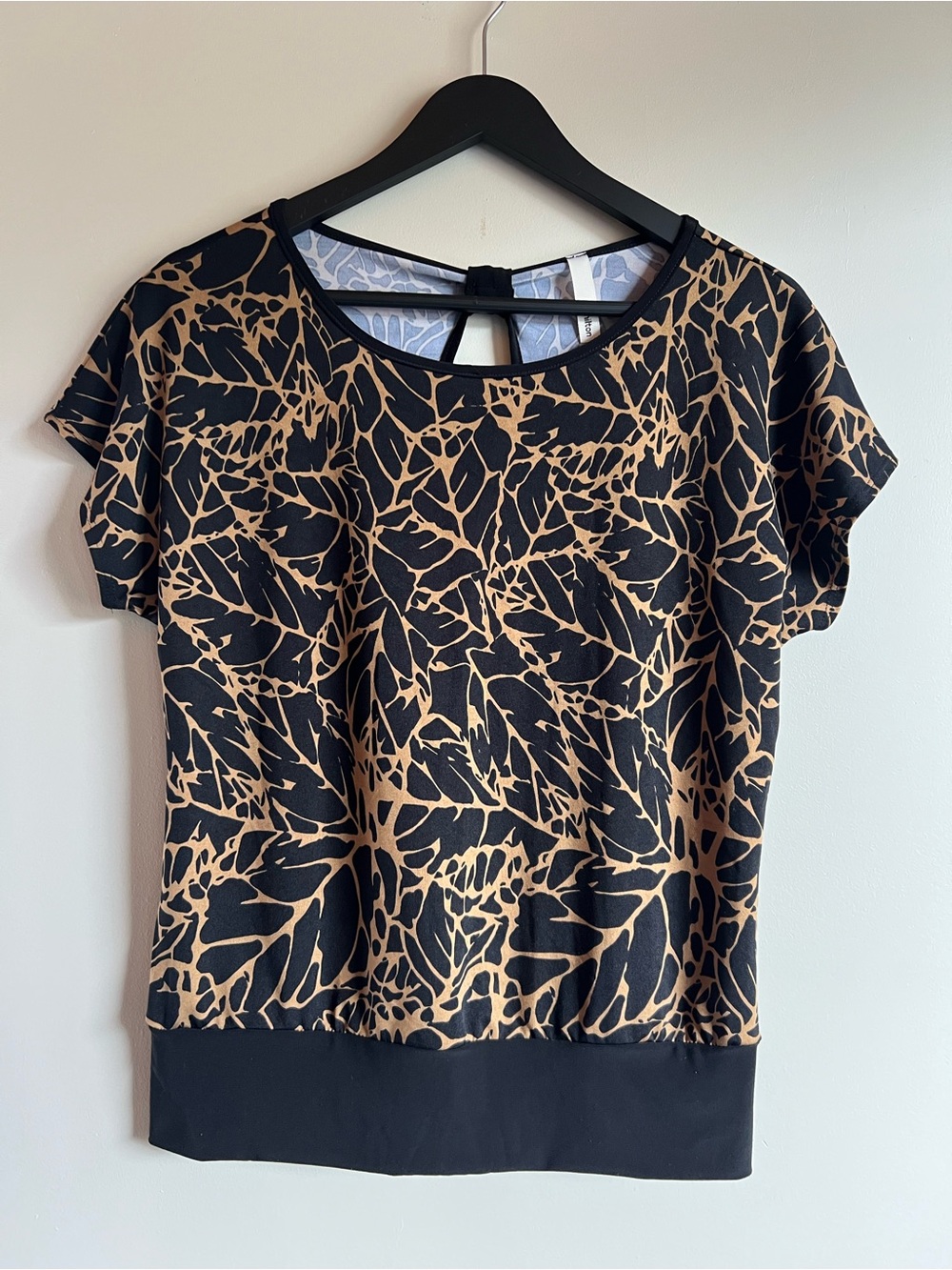 Hamilton Abstract Leaf Print Blouse Black Tan Keyhole Back Short Sleeve Small